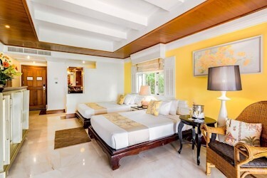 Hillside with Terrace Bathtub