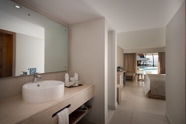 Select Junior Suite Swim Up